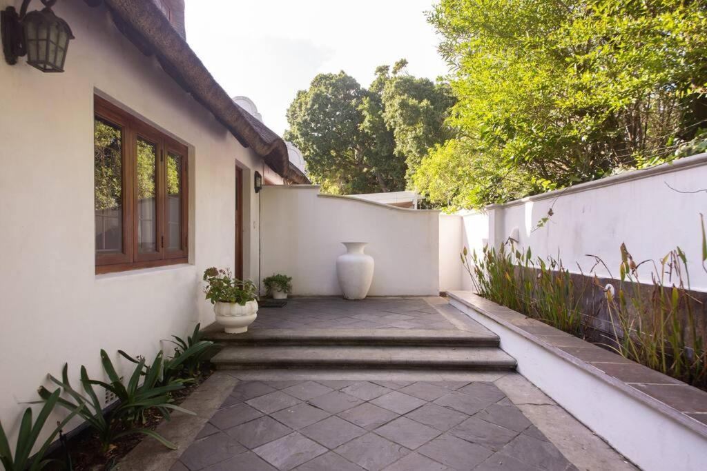 Mawethu Peaceful Garden With Covered Pool And Braai Area 케이프타운 외부 사진